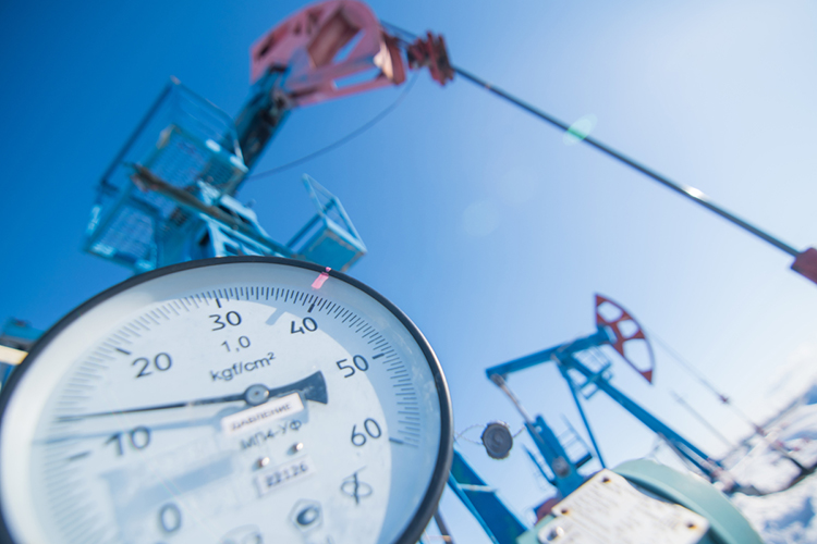 Поскольку у нас сейчас и экспорт, и импорт все-таки в основном обеспечивается именно рублями, а не валютой, то в таких условиях рубль все равно будет пользоваться спросом