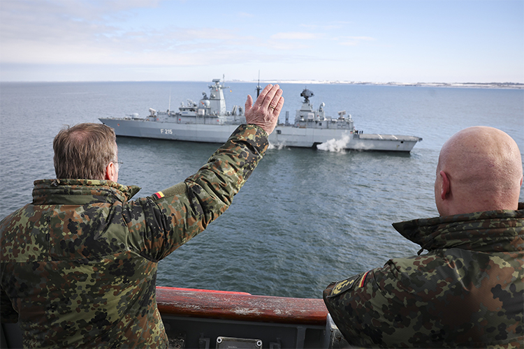 Убит глава разведки Ирана, союзники не выручают США в Ормузе, а Эмираты пытаются удержать экспатов