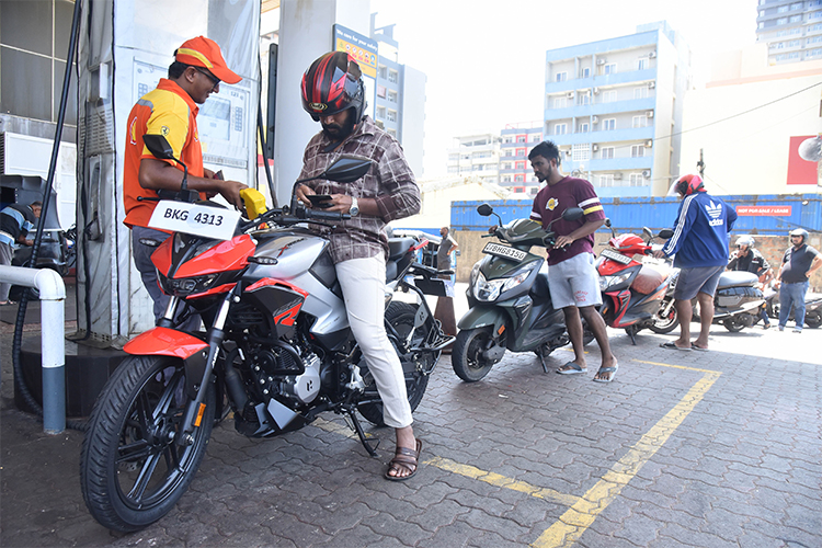 Продолжает лихорадить мировой нефтяной рынок