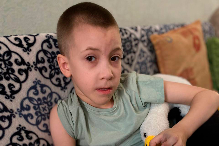 Тёма почти не говорит сам и слабо реагирует на обращенную к нему речь, ему трудно фиксировать на чем-то внимание и контролировать эмоции