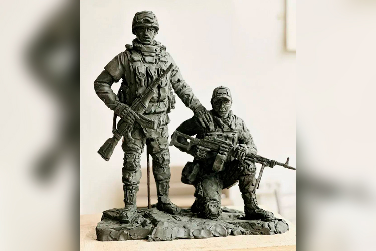 Памятник представляет собой двух воинов с оружием на стеле