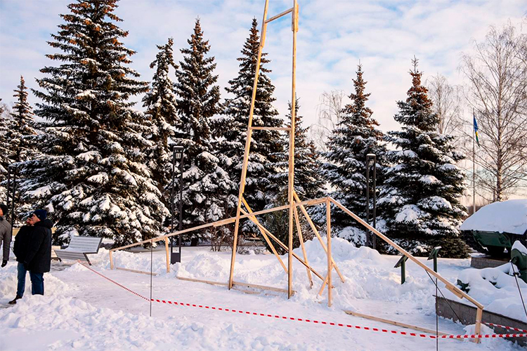 На выбранном участке устанавливали каркас, чтобы отработать масштаб будущего комплекса непосредственно на местности
