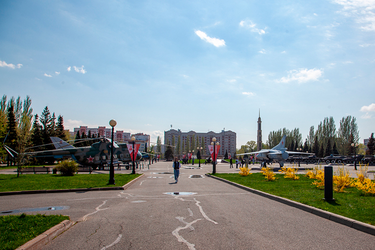 В конце февраля раис Татарстана Рустам Минниханов на заседании оргкомитетов, посвященных итогам проведения в РТ Года защитника Отечества в 2025-м и по проведению в 2026-м Года воинской и трудовой доблести, упомянул установку монумента героям специальной военной операции в Казани