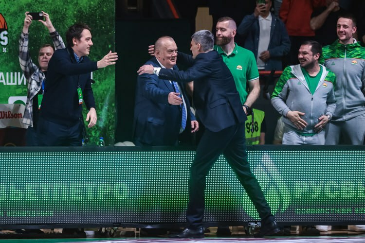 Перасович поздравляет Евгения Богачёва с чемпионством в 2023 году