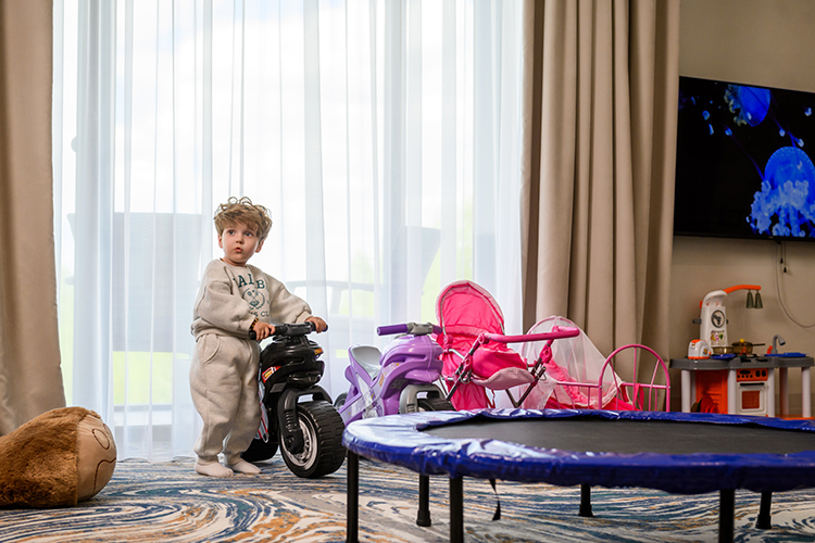 Для маленьких гостей предусмотрена игровая комната, предоставляются детские кроватки и стульчики