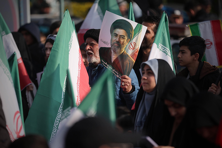 «Если сын предыдущего лидера был избран на этот пост, это произошло в результате решения совета экспертов в результате анализа требований, установленных Основным Законом, а не на основе семейной передачи власти»