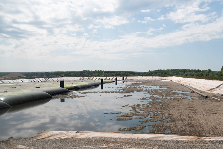 Ежедневно на иловые поля водоканал вывозил в среднем 250–300 т ила. В 2022 году эксплуатация иловых полей и вывоз ила на них прекращены