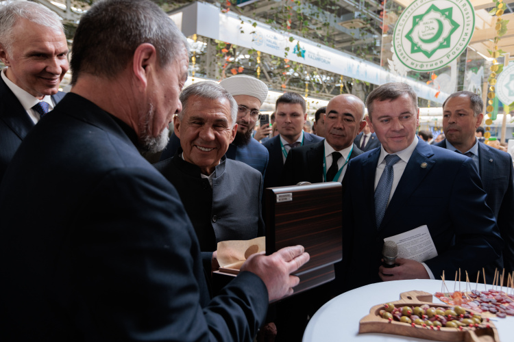 Владелец КФХ «Рамаевское» Фарид Хайрутдинов выступает за кооперацию и централизацию усилий: «В Узбекистане, например, можно открыть большой магазин типа „Бахетле“ и назвать его „Казань“, чтобы все видели, что это халяльная казанская продукция &mdash; наша гордость»