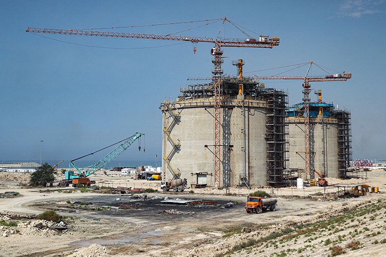 Отразить атаку полностью не удалось. В результате удара выведено из строя несколько объектов, возникло несколько очагов возгорания, повреждены также нефтехимические объекты в соседнем городе Асалуйе, сообщает иранское агентство Tashim
