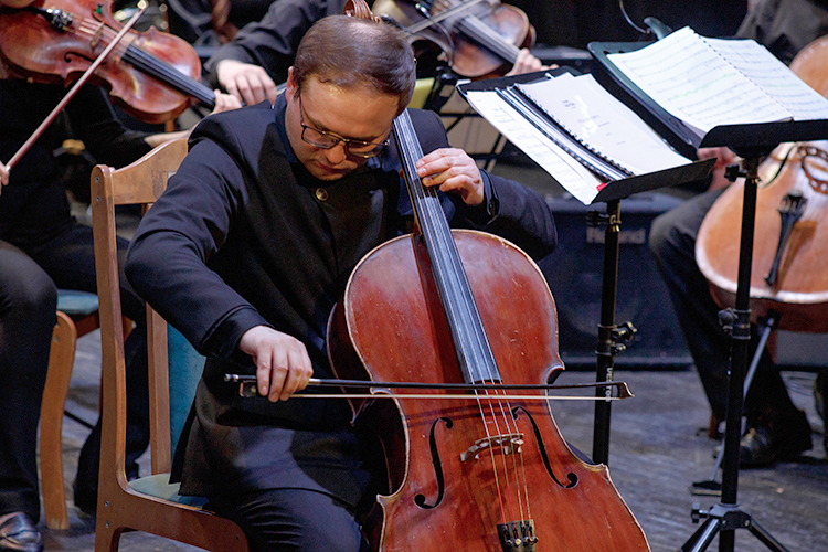 Верхом на «Акбузате» под кыл-кубыз: как Ильяс Камал задел «Струны души» в Тинчуринском театре