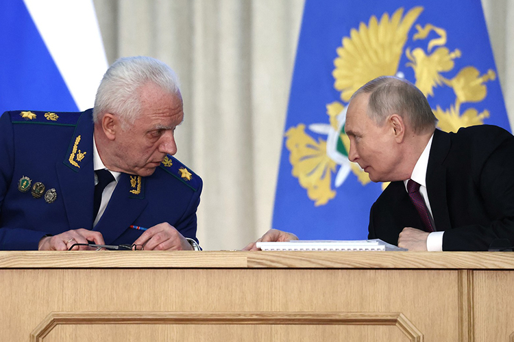 «Удостовериться, что они искупают вину, а не отсиживаются в тылу»: кому послал месседжи генпрокурор РФ?