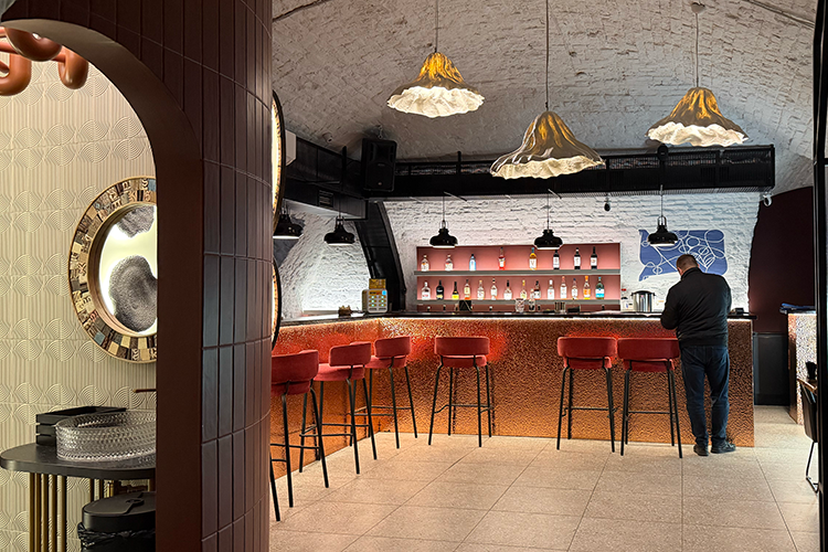 Становится темно, тепло и громко &mdash; как и должно быть в баре, где едят руками