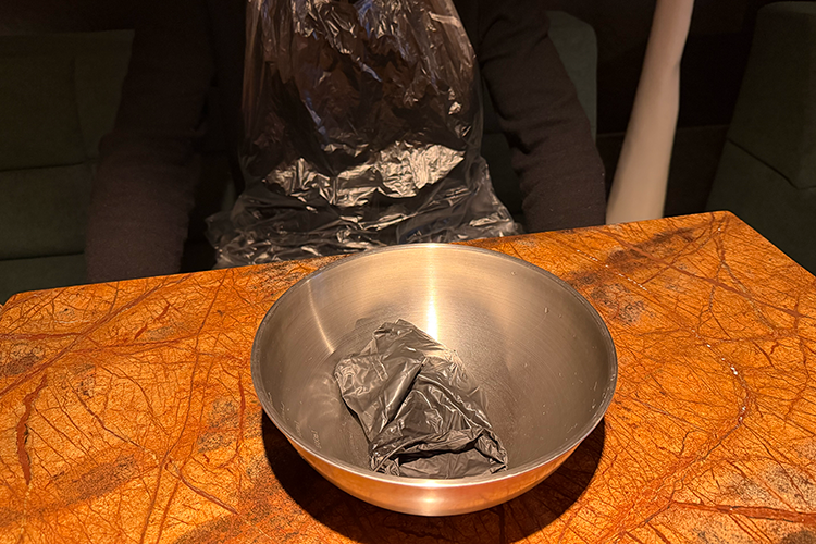 Перед подачей раков официантка выдает полиэтиленовые фартуки, перчатки и железные миски для панцирей &mdash; и это, кажется, самый теплый жест гостеприимства за вечер