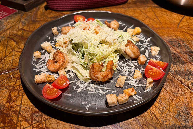 Цезарь с креветками &mdash; это листья айсберга, размякшие от количества соуса. Сверху четыре добротные креветки, но пересушенные и до ужаса соленые