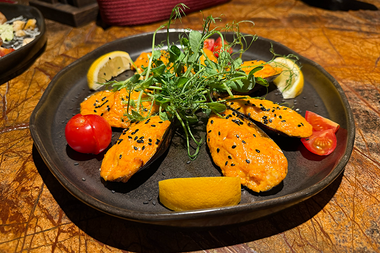 Запеченные мидии киви в спайси соусе рекомендовала официантка, уверяя, что блюдо интересное и менее жирное, чем в ореховом соусе. По вкусу это напоминает дешевые запеченные роллы с майонезной шапкой сверху, только без риса