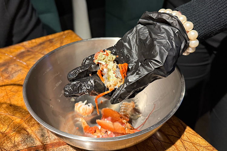 Чтобы добраться до мяса, надо размотать рачков вдоль и поперек: открутить голову, сломать панцирь, оторвать клешни, распотрошить хвост. Но мяса там предельно мало