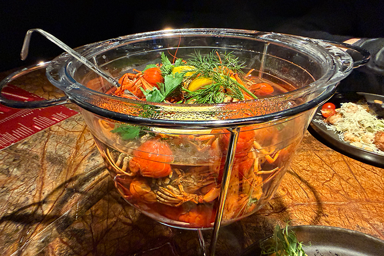 Визуально картина яркая: оранжевые членистоногие, четвертинки сочного лимона, свежая кинза с укропом. На деле &mdash; уже не так радужно