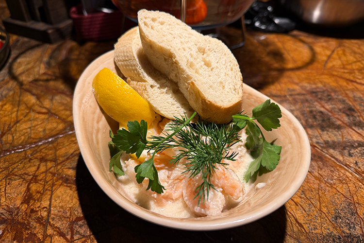 Креветки в соусе дор-блю &mdash; неожиданная удача. Хотя, возможно, так казалось потому, что это единственное съедобное блюдо