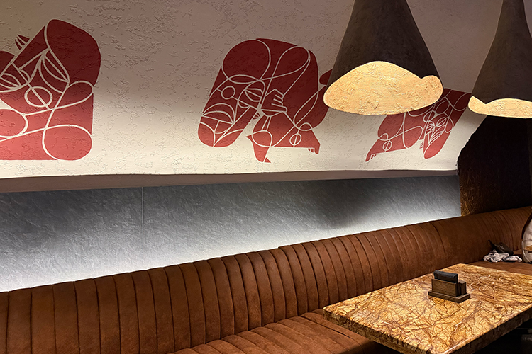 На стенах &mdash; крупные графичные росписи, что-то среднее между наскальной живописью и современной городской иллюстрацией