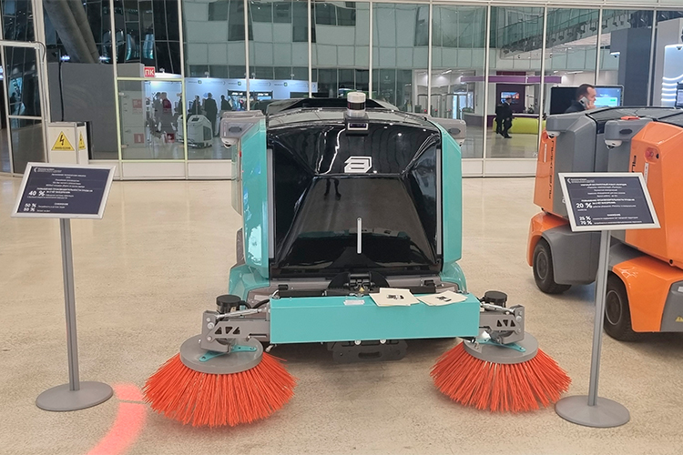 Первое, что бросается в глаза на выставке, &mdash; большой уличный робот-уборщик
