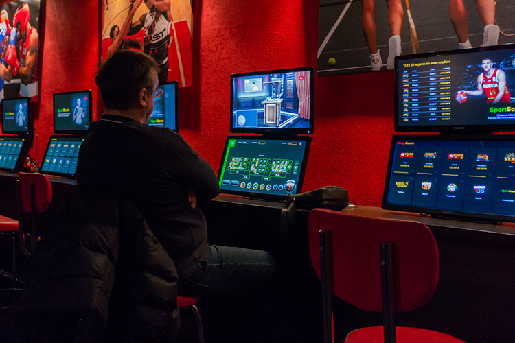 Закон уже прошел два чтения. Вот уже два года с авторами инициативы играют в законодательный пинг-понг, заваливая их вопросами и требуя различных корректировок