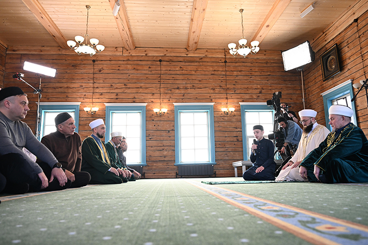 Камиль Самигуллин и Рустам Минниханов вместе отправились на праздник разговения в село Айбаш Высокогорского района &mdash; в отреставрированную мечеть второй половины XIX века, признанную объектом культурного наследия регионального значения