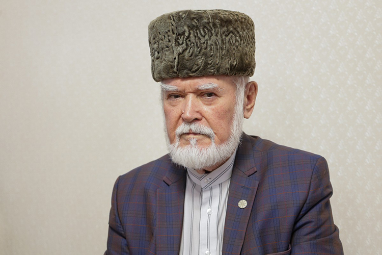 Среди гостей был замечен народный писатель РТ Рабит Батулла. Он с гордостью рассказал, что соблюдал пост все дни Рамадана, Аллах уберег его от болезней, ведь главное &mdash; это внутреннее намерение