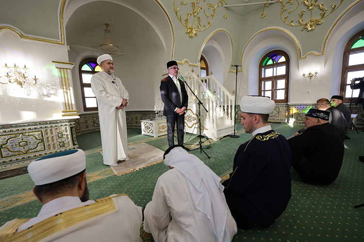 Василь Шайхразиева от имени руководства республики поздравил собравшихся с праздником. В своем выступлении он затронул тему межнационального единства