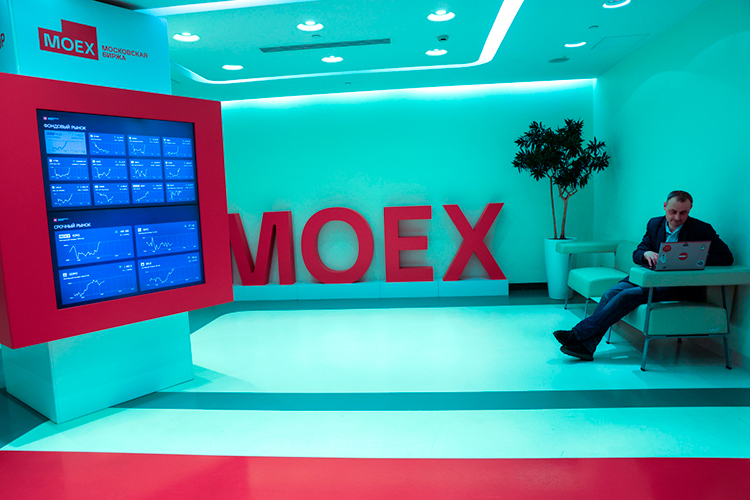 <span style="color: rgb(36, 36, 36);">Российский рынок акций днем в пятницу отреагировал нейтрально</span>