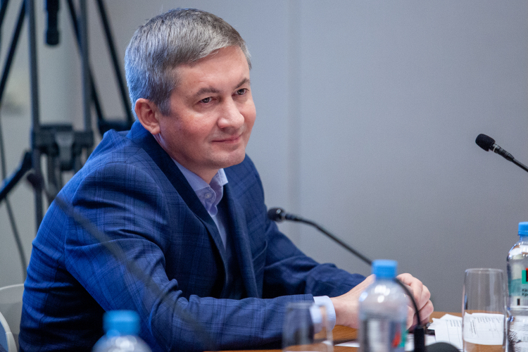 По нашим данным, Саркисов покинул завод на этой неделе. При прежних акционерах он был заместителем гендиректора КОСа по экономической безопасности и режиму, был одним из немногих, кто сумел сохранить столь серьезную должность и при смене собственника