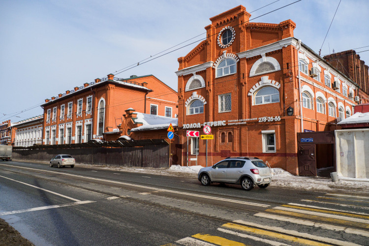 Восстановление комплекса, принадлежащего семье Хайруллиных, идет уже десятки лет. Их задачей был ремонт и открытие «Loft-квартала «Красный Восток». Однако появилось но