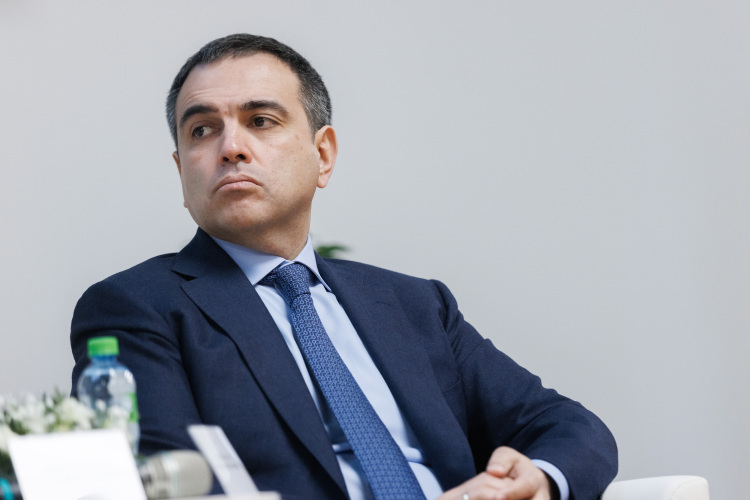 Среди даров Карисалова: антикварная мебель, фарфор и стекло