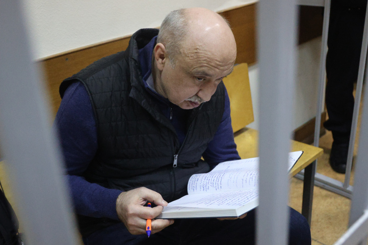 Бывший ректор Казанского федерального университета Ильшат Гафуров, осужденный на 22 года колонии строгого режима, также попытался уйти на СВО. Однако судья, как отмечали наши источники, ходатайство Гафурова рассматривать не стала