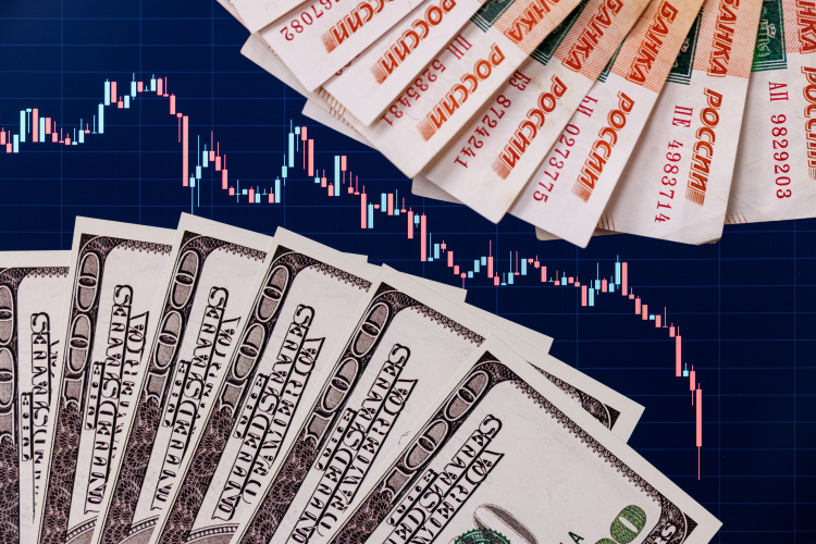 «Недавно была информация в СМИ о том, что минфин РФ прекращает валютные манипуляции. И рубль сразу пополз к тем самым 90 рублям за доллар, которые являются, на мой взгляд, квазиравновесным значением для сегодняшней России»