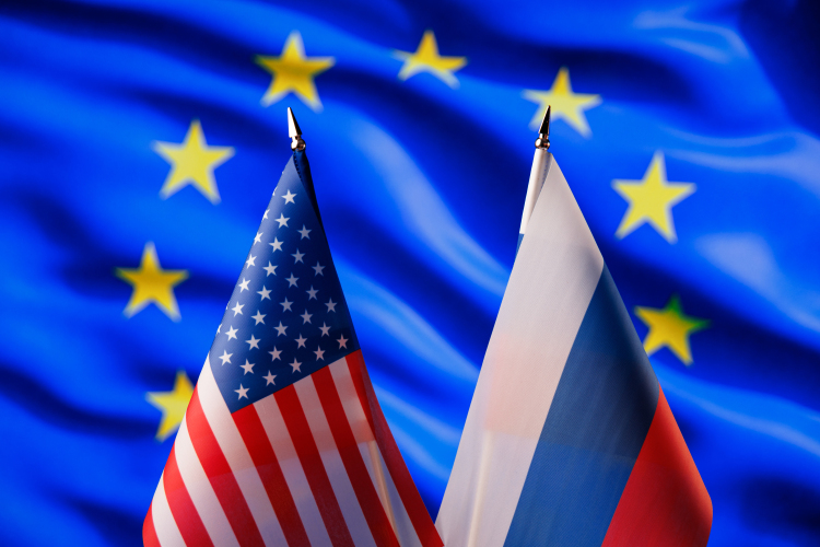 «Будет сильная Америка вместе с ослабленной Европой, которая фактически станет одним из штатов США. Будет сильная Евразия — скорее всего, под лидерством Китая, однако Россия тоже будет играть здесь весомую роль»