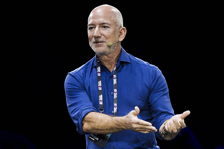 Предприниматель Джефф Безос намерен привлечь 100 млрд долларов в новый фонд для приобретения и модернизации старых промышленных предприятий с помощью ИИ