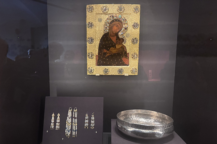Еще один любопытный экспонат в этом зале &mdash; икона Богоматерь Млекопитательница в окладе