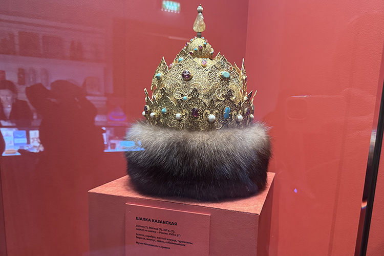 Один из экспонатов &mdash; Казанская шапка
