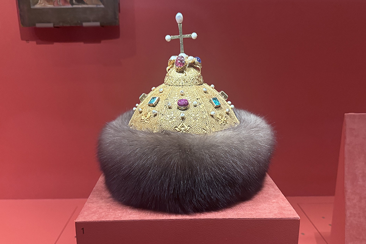 Один из экспонатов &mdash; знаменитая Шапка Мономаха &mdash; символ русской государственности и древнейший из царских венцов