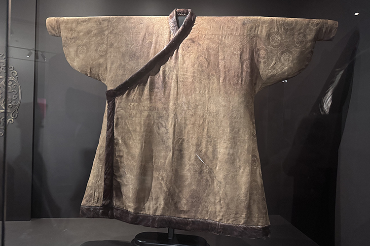 Привлекает внимание погребальный комплекс женской одежды, представленный Фондом Марджани