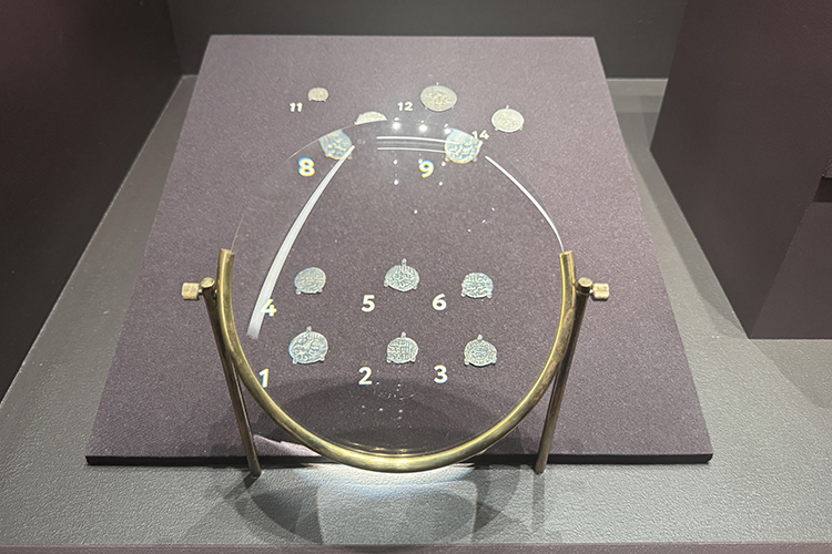 Также на экспозиции представлены перстни из Золотой Орды, монеты Золотой Орды, Чагатайского государства, Крымского ханства, Великого княжества Московского, русских удельных княжеств