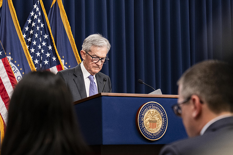 Мартовская реальность заставила Джерома Пауэллапродемонстрировать чудеса словесной эквилибристики. ФРС ожидаемо сохранила ставку на плато. Но ключевым документом стал обновленный Summary of Economic Projections