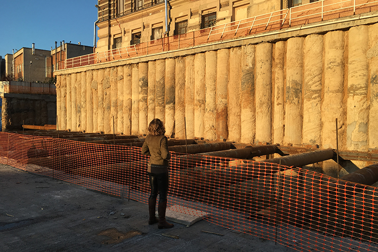 «Допустим, у старого здания нет дополнительных эвакуационных выходов. И их невозможно сделать, потому что конструктив ведь &mdash; это предмет охраны! И как тогда эксплуатировать объект, если эваковыходы все-таки нужны при выбранном функционале?»