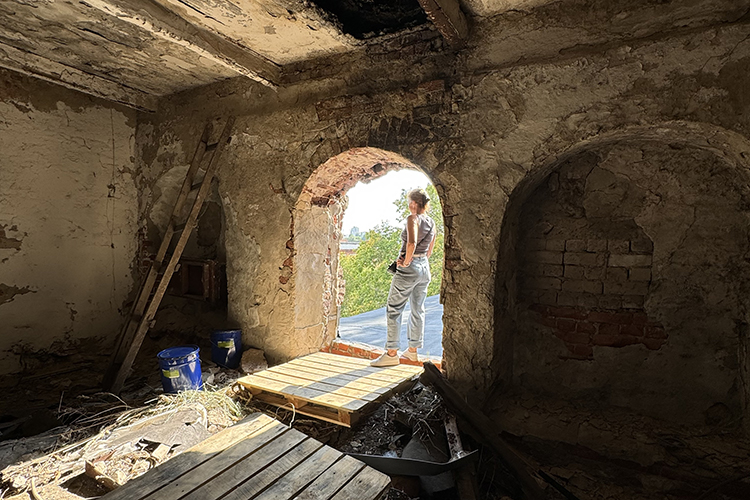 «Думаю так: если бы авторы концепций в полной мере представляли, какие сложности предстоят в реализации того или иного решения &mdash; они бы бессознательно отказывались от многих идей»