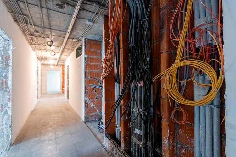 «Это выглядит как усиление конкуренции, но на деле рынок становится более зависимым от нескольких крупных игроков. В итоге мы видим снижение качества строительства, безликую архитектуру, срывы сроков сдачи объектов и так далее»