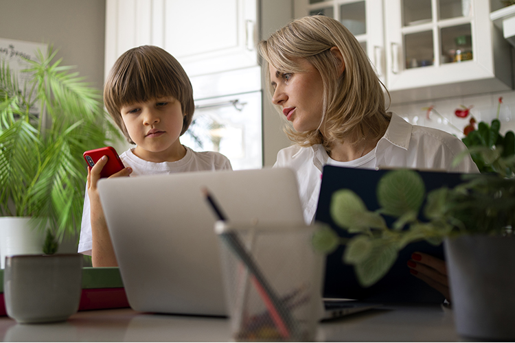 «Нужны четкие правила игры: обязательные, независимые и прозрачные промежуточные аттестации, контроль за качеством обучающих платформ и гарантии того, что ребенок действительно получает знания»