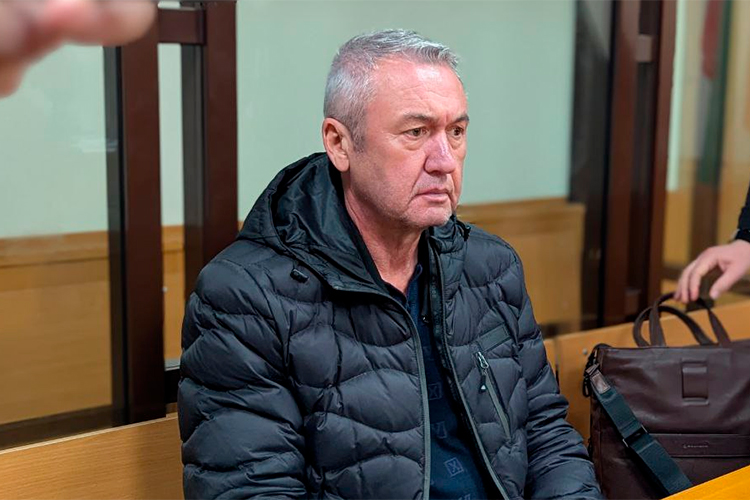 Вышел в пятницу на связь и владелец «Волгадорстроя» Айрат Миннуллин. Под стражей фигурант уголовного дела находится с 12 ноября, его обвиняют в особо крупном мошенничестве и растрате