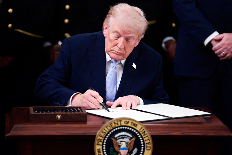  Дональд Трамп объявил Ирану ультиматум. Если в течение 48 часов Ормузский пролив не будет разблокирован, США «нанесут удар и уничтожат их различные электростанции, начиная с самой крупной», пригрозил президент Соединенных Штатов 