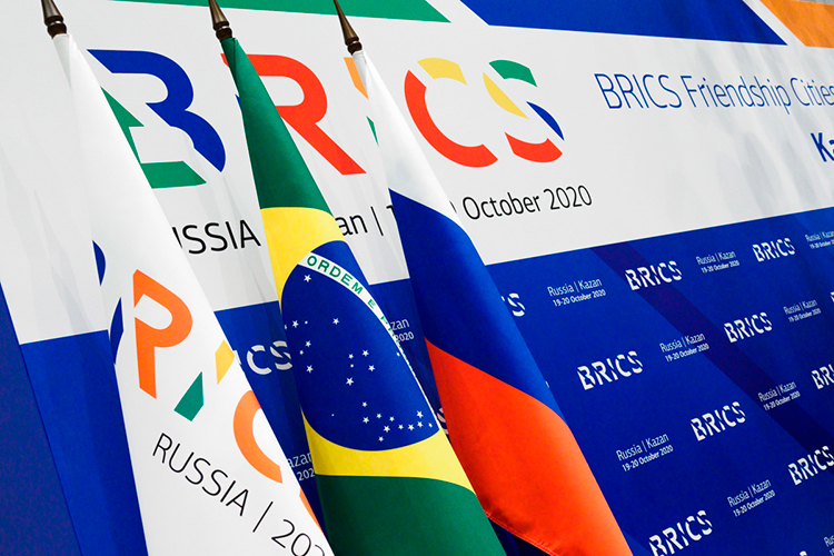 «Единственные, кто может вставлять БРИКС палки в колеса, &mdash; Соединенные Штаты Америки. Чем они и занимаются»