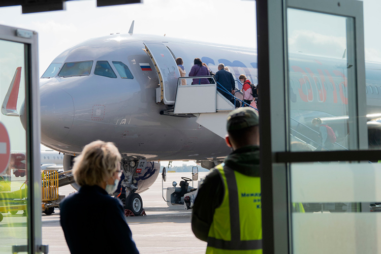 «Фактически мы лишились уже состоявшихся профессионалов, которых было достаточно тяжело переманить. При этом «утечка мозгов» из России, равно как и вербовка наших студентов, аспирантов и ученых в страны ЕС и США, происходит по-прежнему»